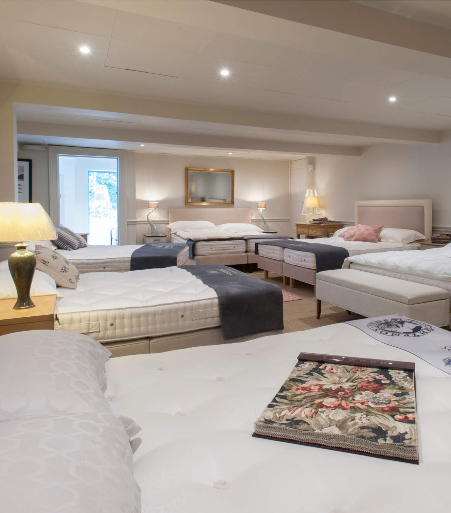 
	Expert Team
	Personalized 1-2-1 Experience
	Spacious and Luxurious Bed Shop
	Free and Easy Parking

