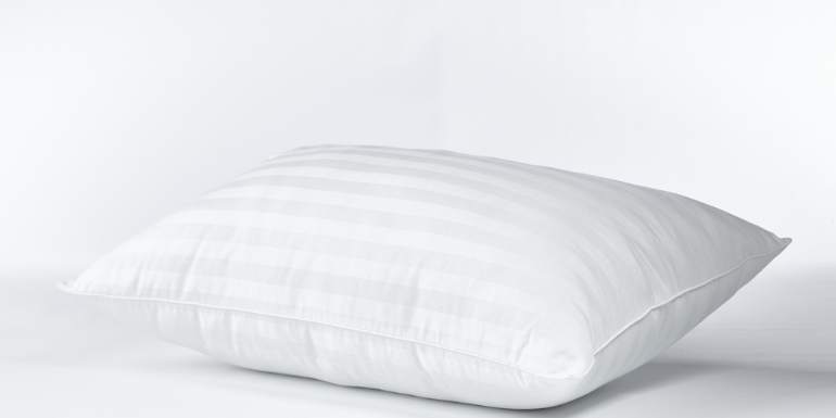 Filled with Smartfil® fibres and pure silk, this soft-medium support pillow is ideal for side sleepers who prefer a cooler, softer feel, whilst keeping the neck comfortably aligned.