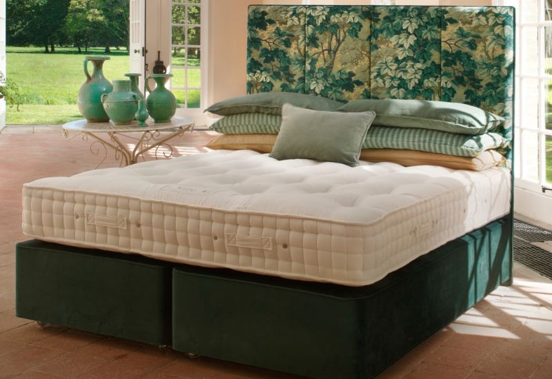 Featuring all-wool upholstery, this mattress is perfect for those who sleep hot, as it regulates body temperature and wicks away moisture. With dual-layer pocket springs, it offers optimum support, making it a great choice for those who need comfort and cooling at night.