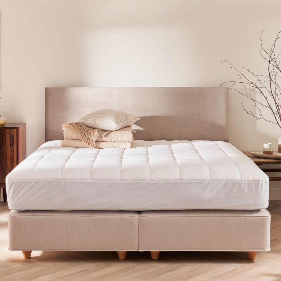 Vispring Skirted wool Mattress protector horizontal