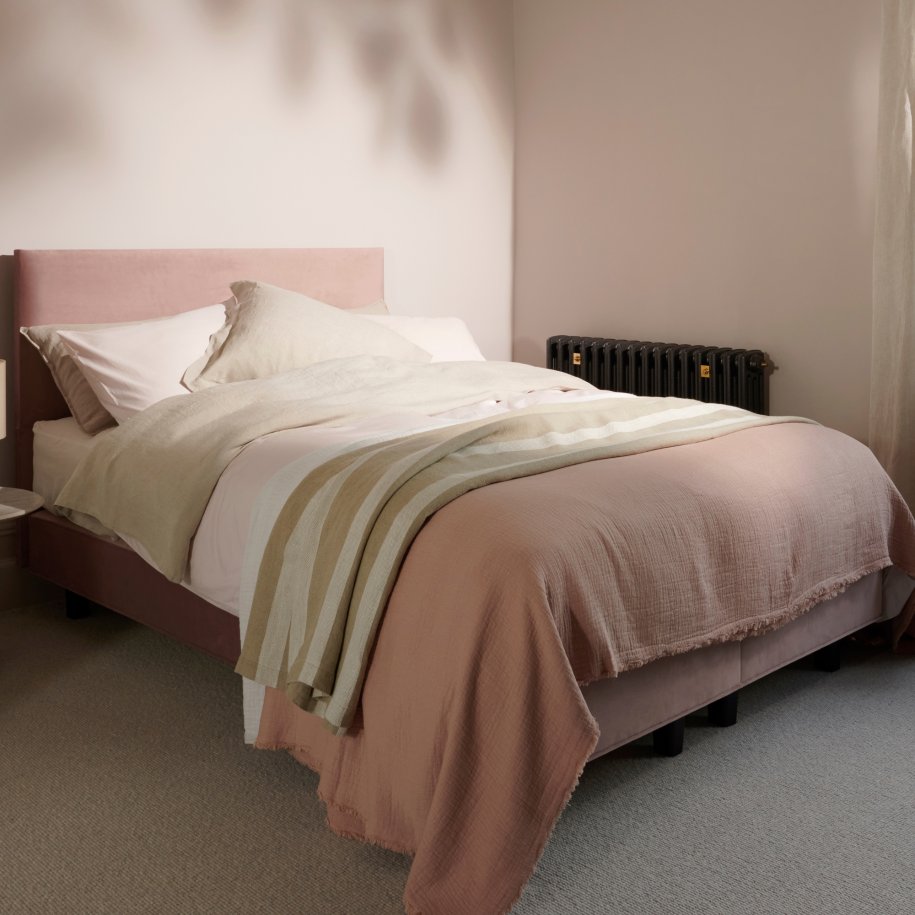 Vispring Elite Shallow Divan Bed with Muses Headboard in pink, Plush-Heather fabric dressed
